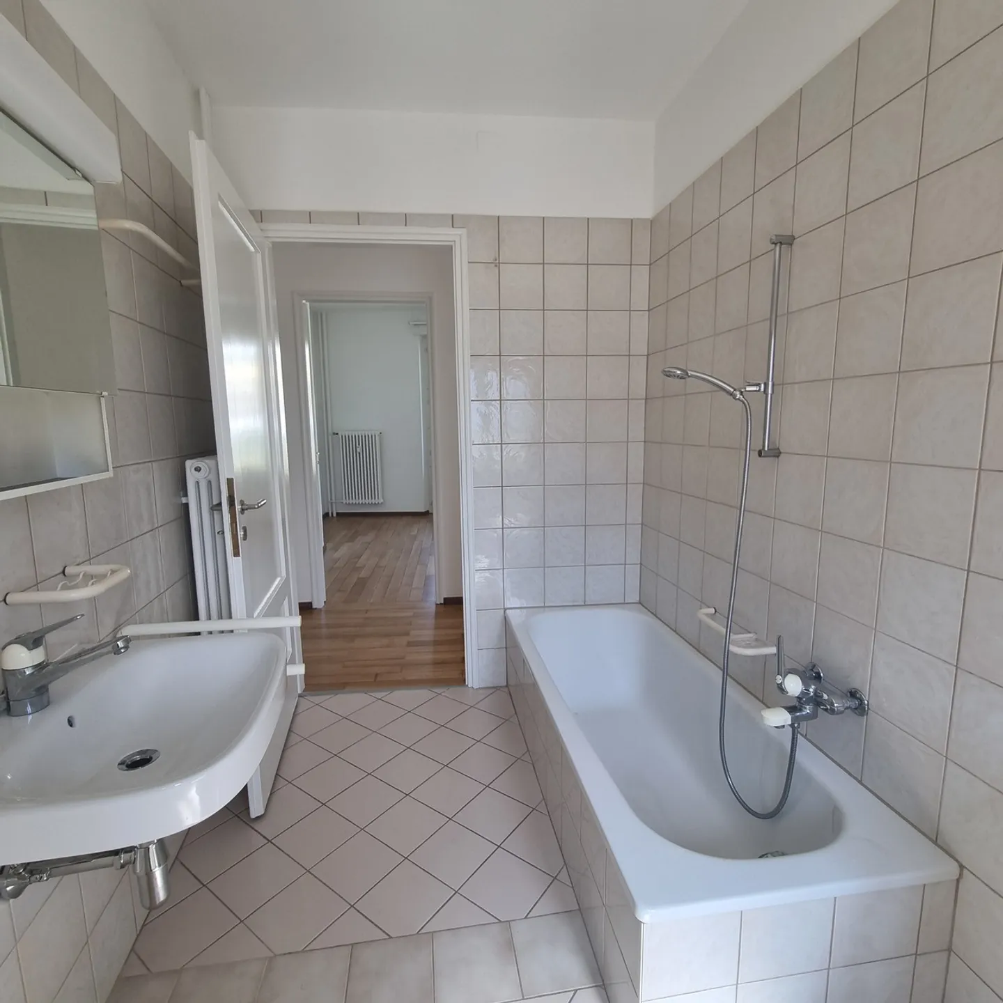 Appartamento spazioso in città - Foto 10 di 11