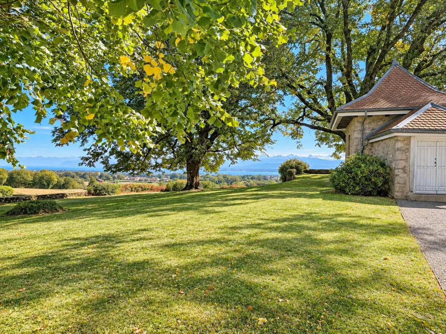 Charming Villa with Lake View - Photo 10 of 12