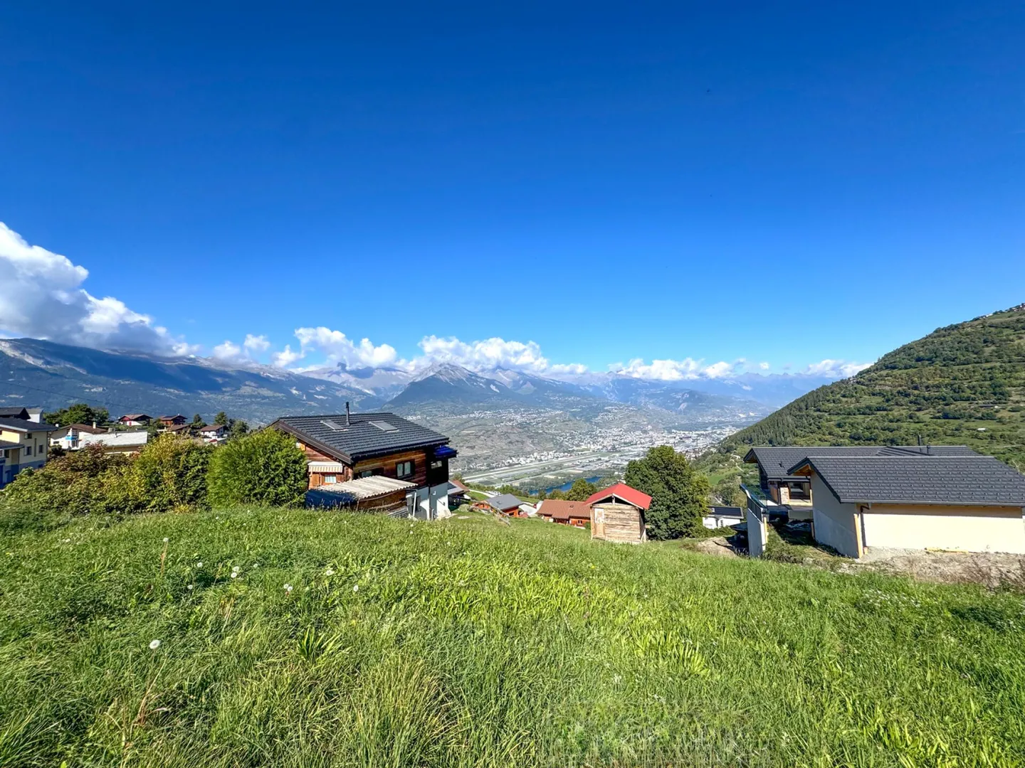 Chalet e terreno edificabile per 2 o addirittura 3 unità aggiuntive. - Foto 1 di 24