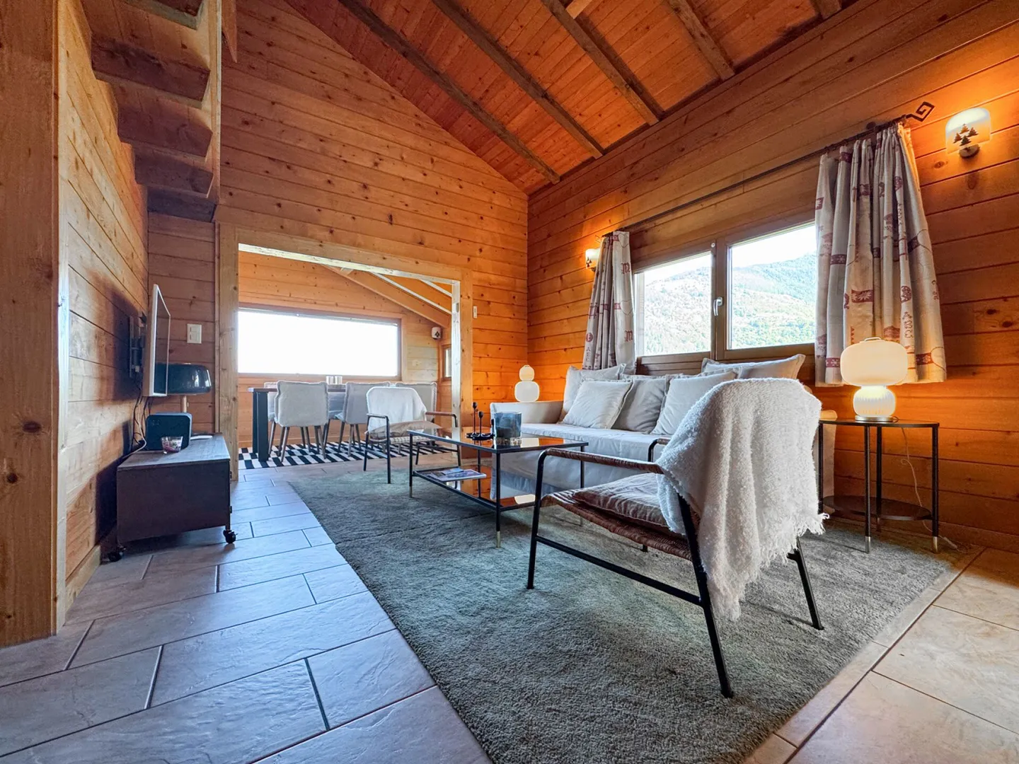 Chalet e terreno edificabile per 2 o addirittura 3 unità aggiuntive. - Foto 4 di 24