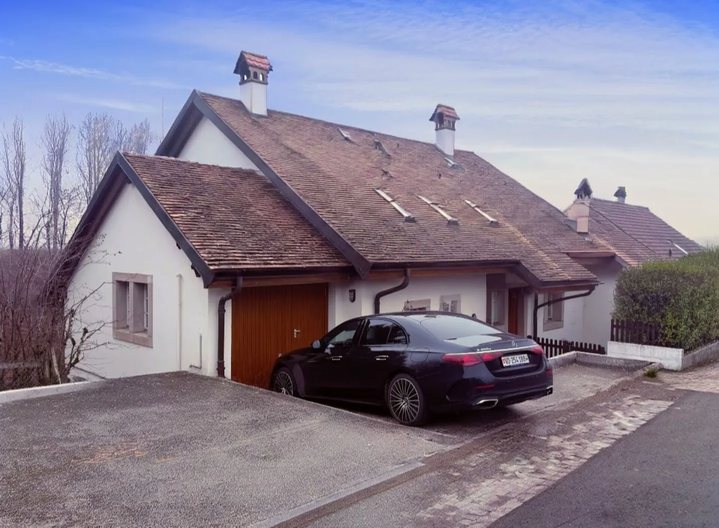 Bright individual villa with large spaces & independent studio - Photo 1 of 17