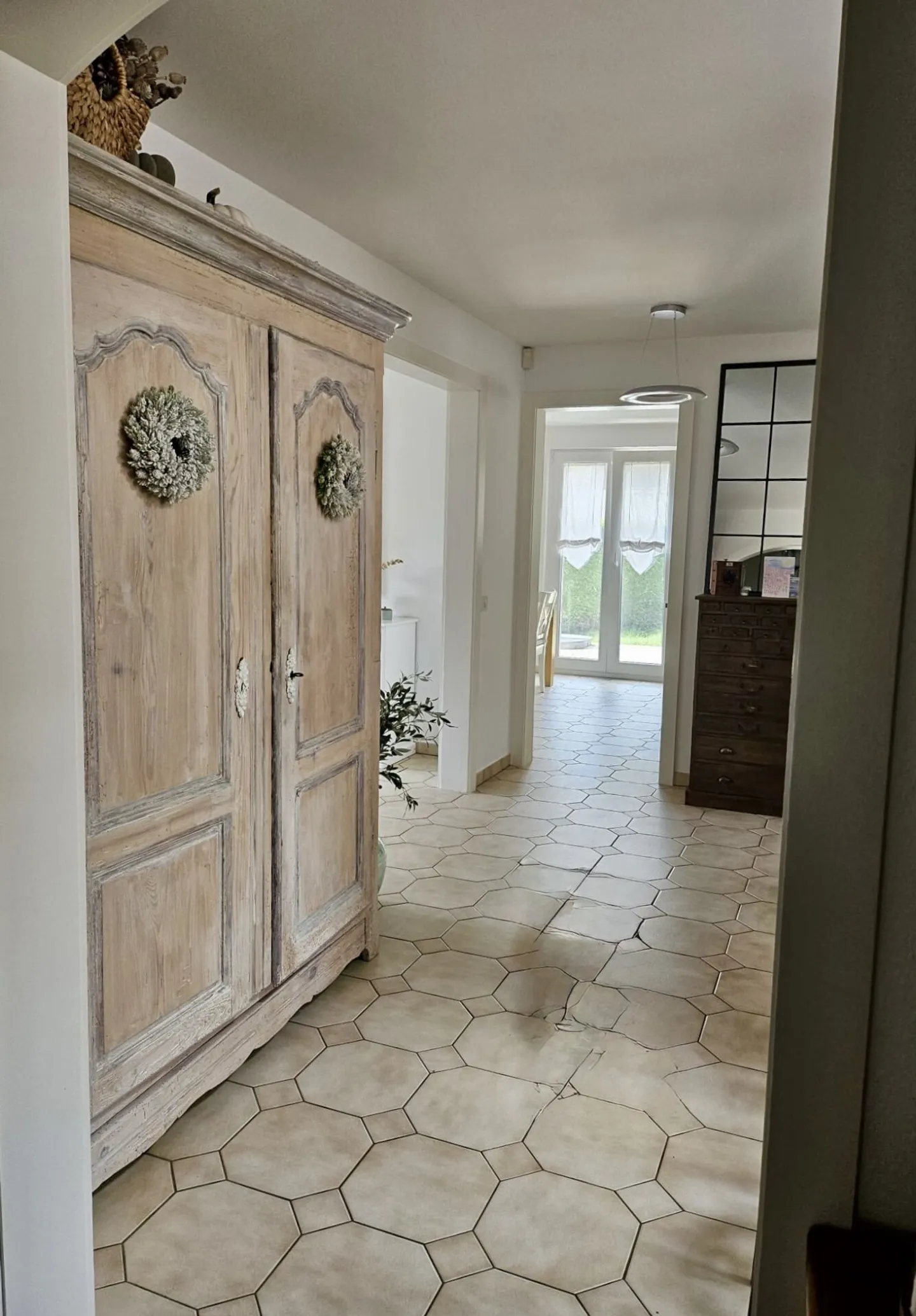 Bright individual villa with large spaces & independent studio - Photo 5 of 17