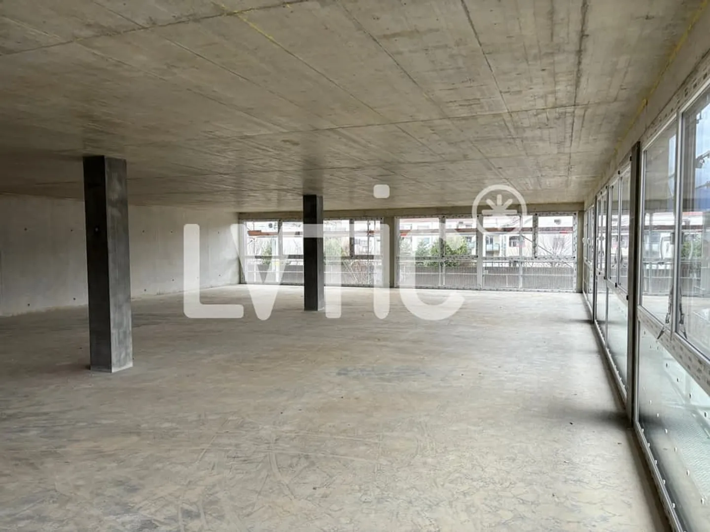 Workshop, warehouse, offices of 2,350 m2 divisible for rent in Yverdon - Photo 3 of 6