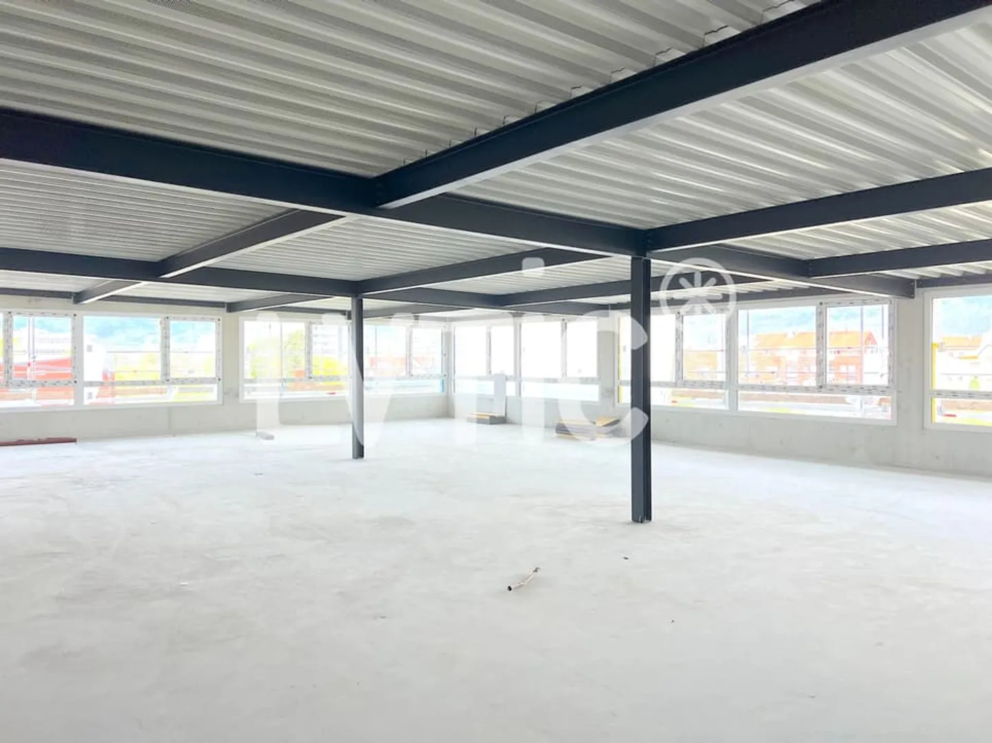 Workshop, warehouse, offices of 2,350 m2 divisible for rent in Yverdon - Photo 5 of 6