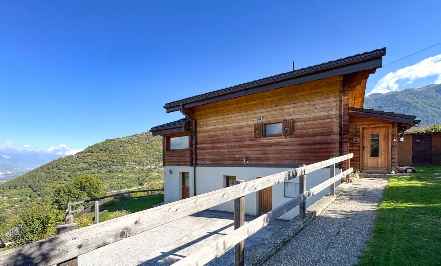 Chalet e terreno edificabile per 2 o addirittura 3 unità aggiuntive. - Foto 22 di 24