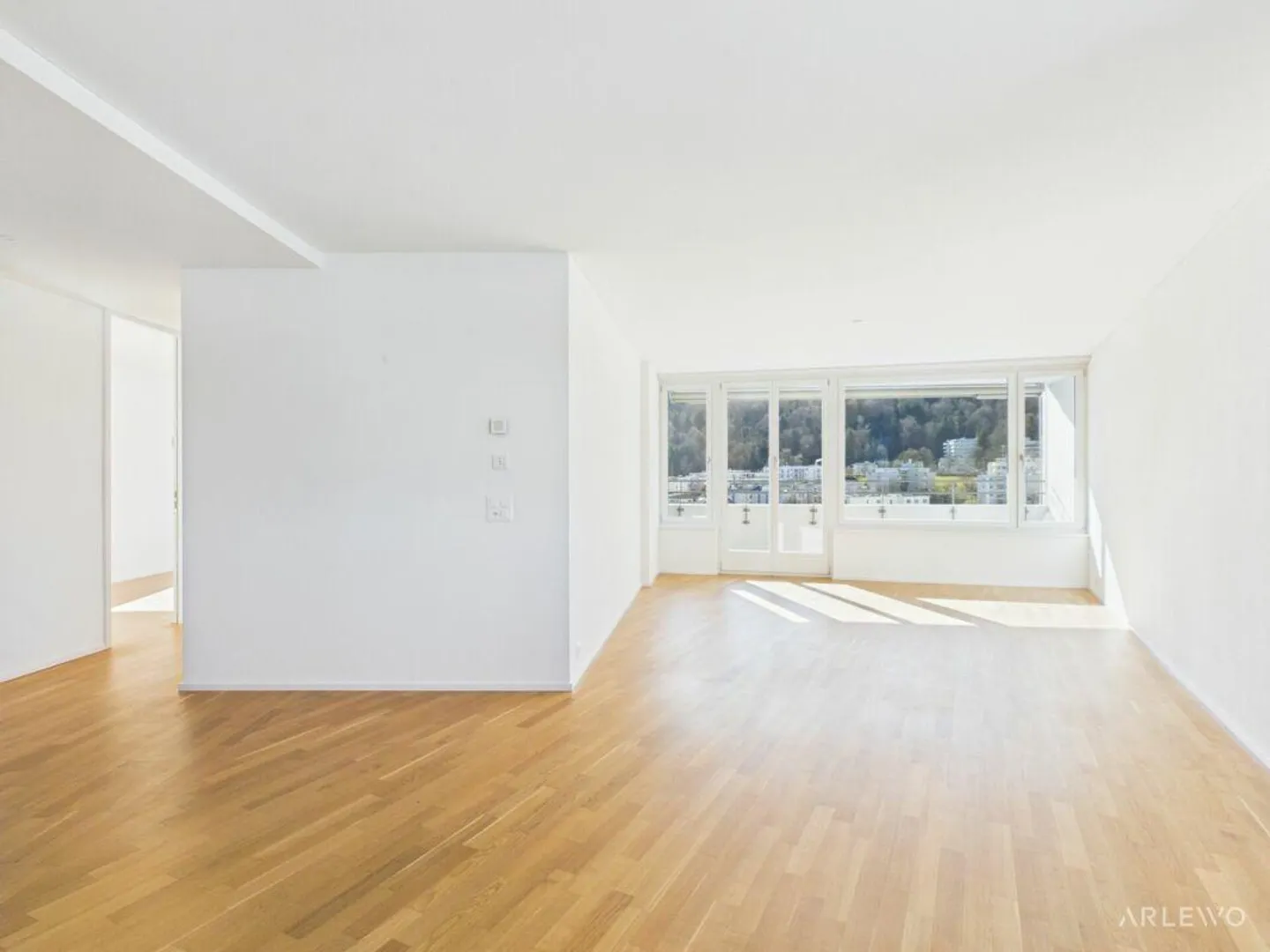 Vivere moderno sopra i tetti - 11° piano con vista sul lago e sulle montagne - Foto 1 di 14