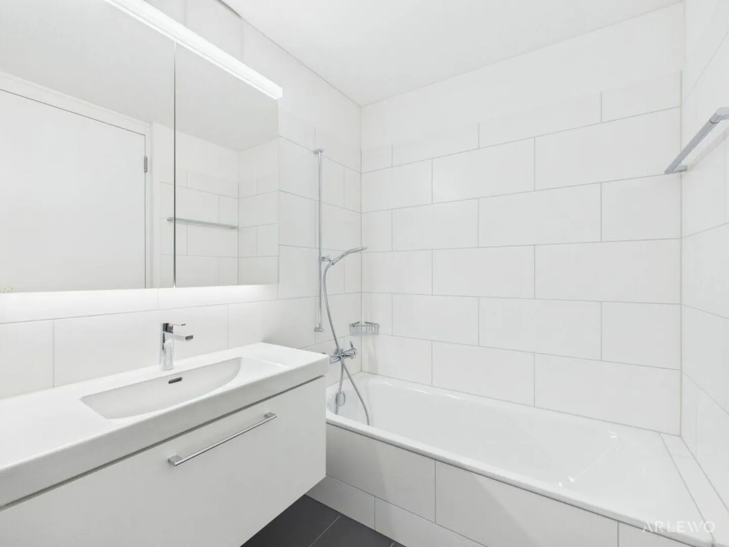 Vivere moderno sopra i tetti - 11° piano con vista sul lago e sulle montagne - Foto 10 di 14