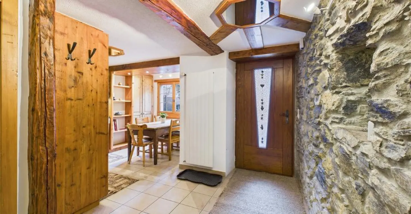 Schönes Gebäude mit 3 Wohnungen im Herzen von Chalais - Foto 1 von 8