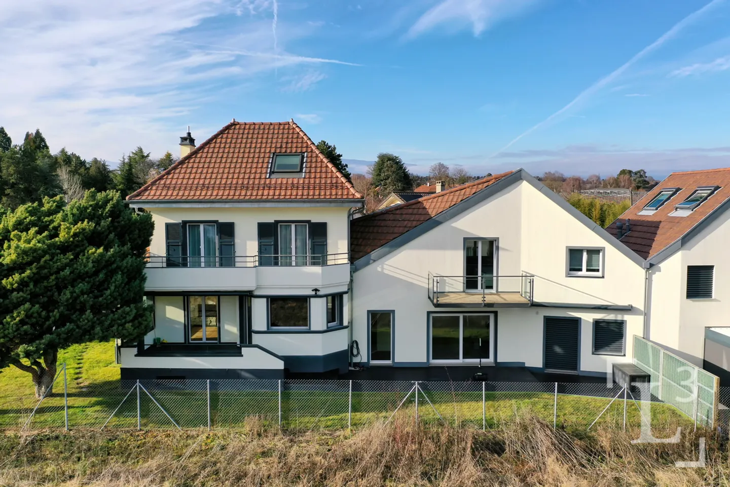 Spacious family villa with pool + studio - Photo 2 of 13