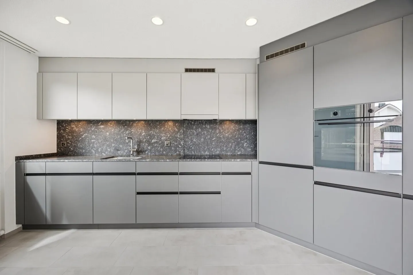 First rental after renovation - attractive penthouse apartment - Photo 2 of 10