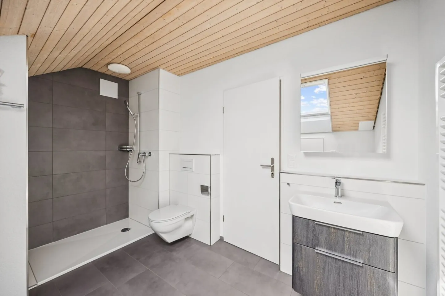 First rental after renovation - attractive penthouse apartment - Photo 4 of 10
