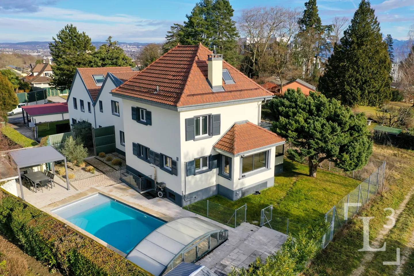 Spacious family villa with pool + studio - Photo 3 of 13