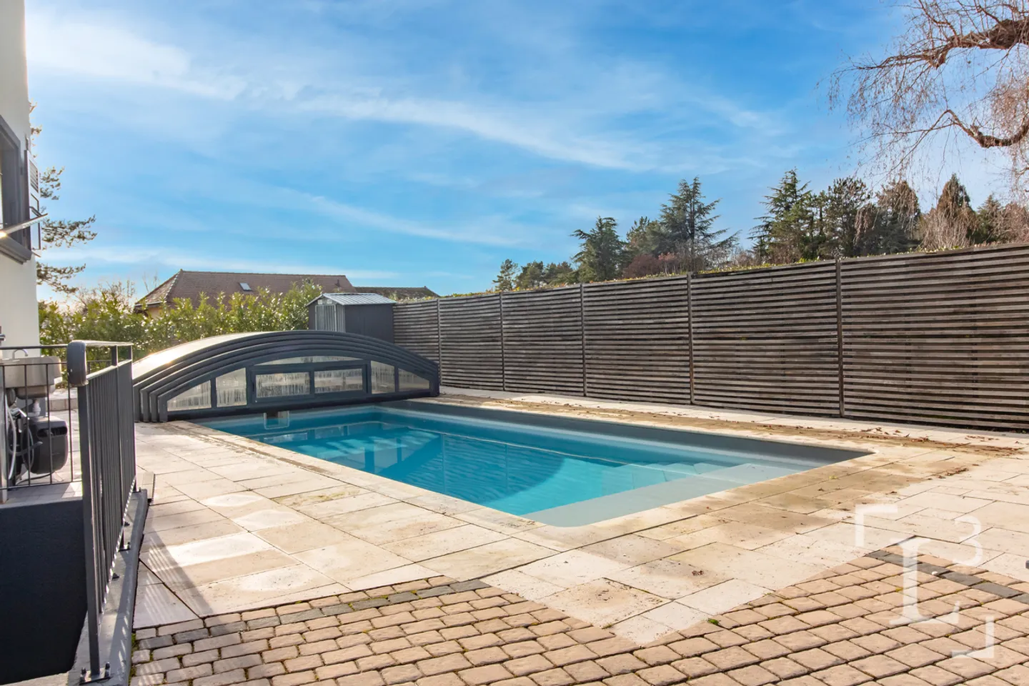 Spacious family villa with pool + studio - Photo 4 of 13