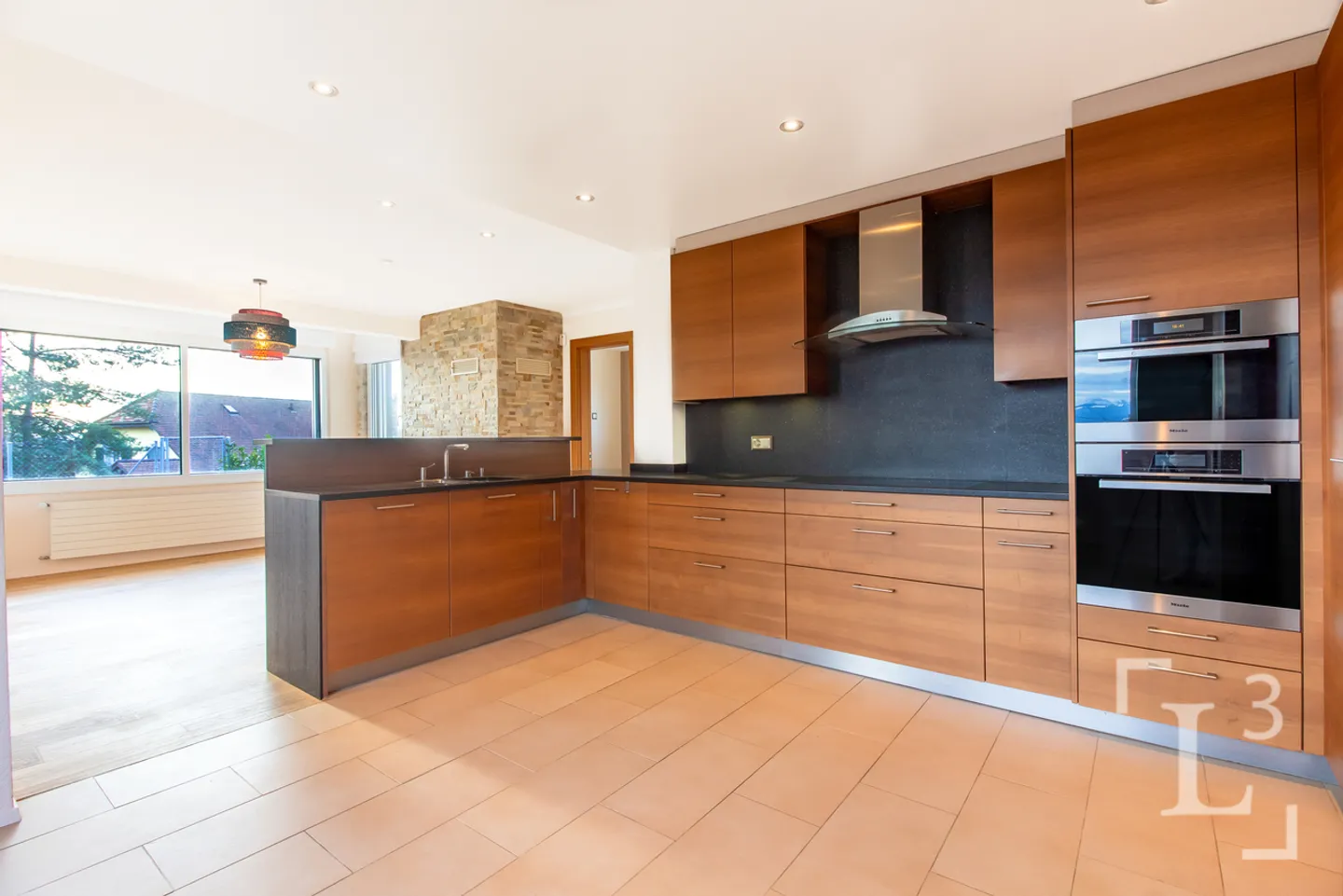 Spacious family villa with pool + studio - Photo 9 of 13