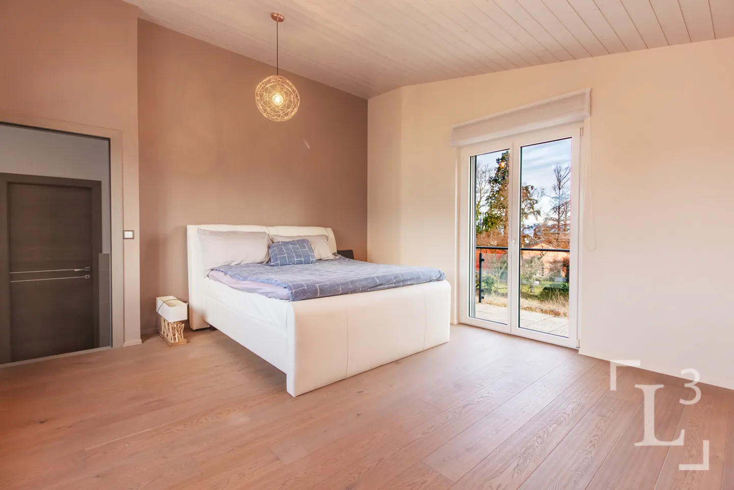 Spacious family villa with pool + studio - Photo 10 of 13