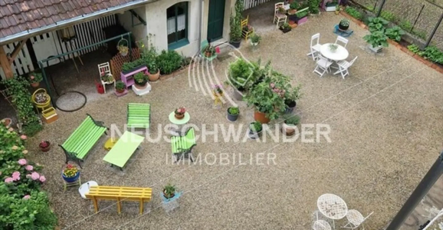 Mixed-use building for rent - Photo 2 of 6