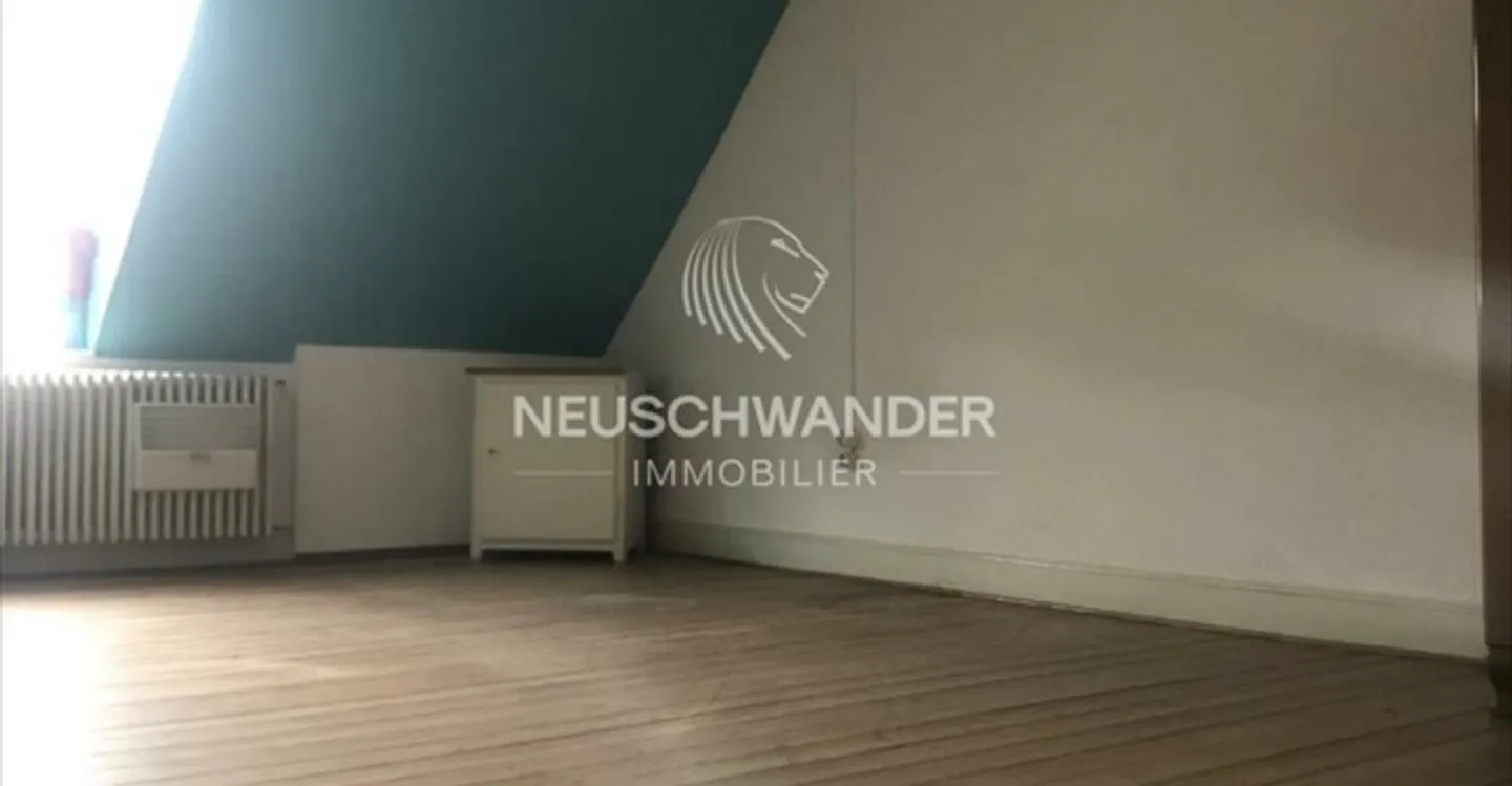 Mixed-use building for rent - Photo 3 of 6