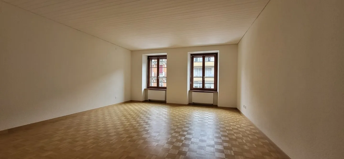 Zentrale und grosszügige 1.5-Zimmerwohnung 2. OG LINKS - Foto 1 von 15