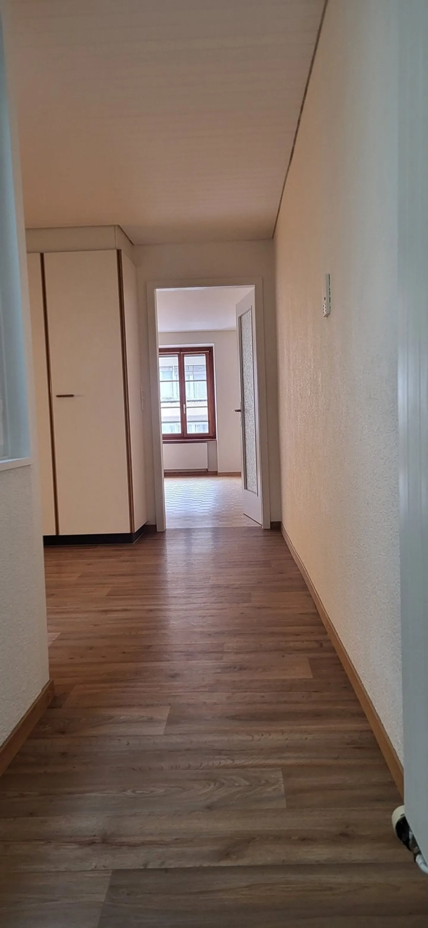 Zentrale und grosszügige 1.5-Zimmerwohnung 2. OG LINKS - Foto 4 von 15