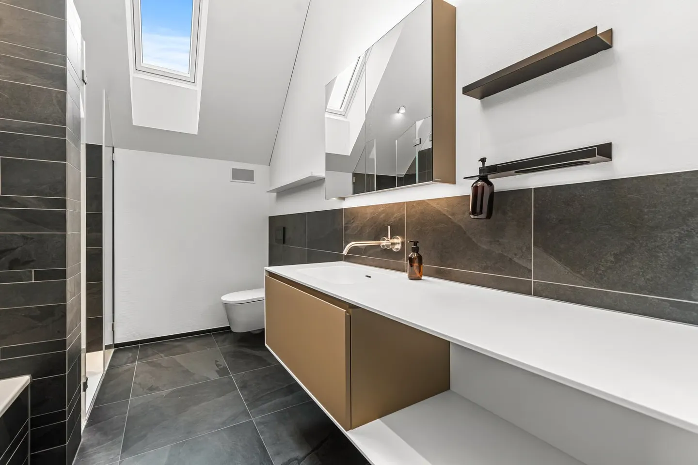 Dachwohnung mit Charakter - 4.5-Zimmer, 152m² Wohnfläche, Raumhöhen >6m und Weitsicht - Photo 5 sur 7
