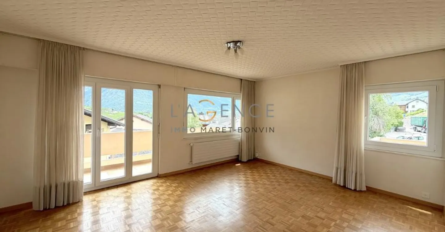 Charming 5.5-room apartment with balcony, unobstructed view and garden - Photo 3 of 9