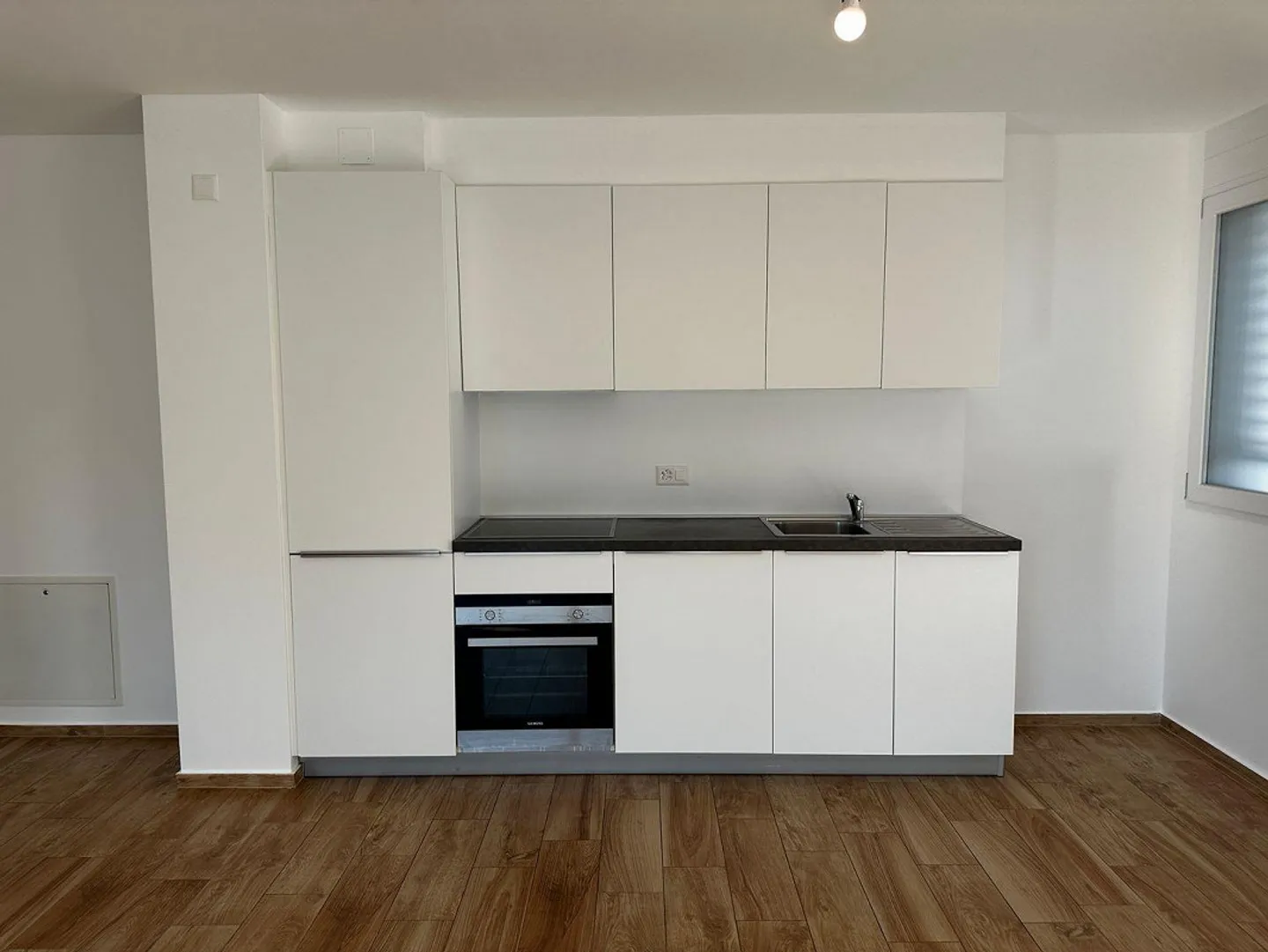 VACALLO – Spacious 3.5 rooms with 2 habitable balconies and 2 bathrooms, ideal... - Photo 3 of 9