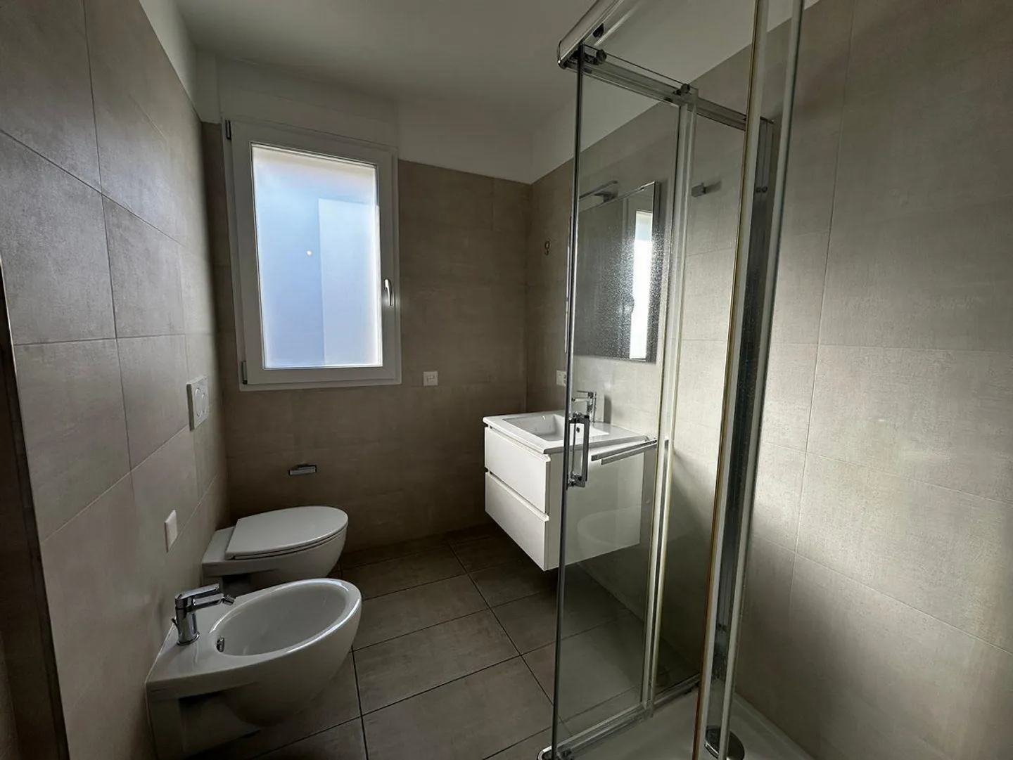 VACALLO – Spacious 3.5 rooms with 2 habitable balconies and 2 bathrooms, ideal... - Photo 9 of 9