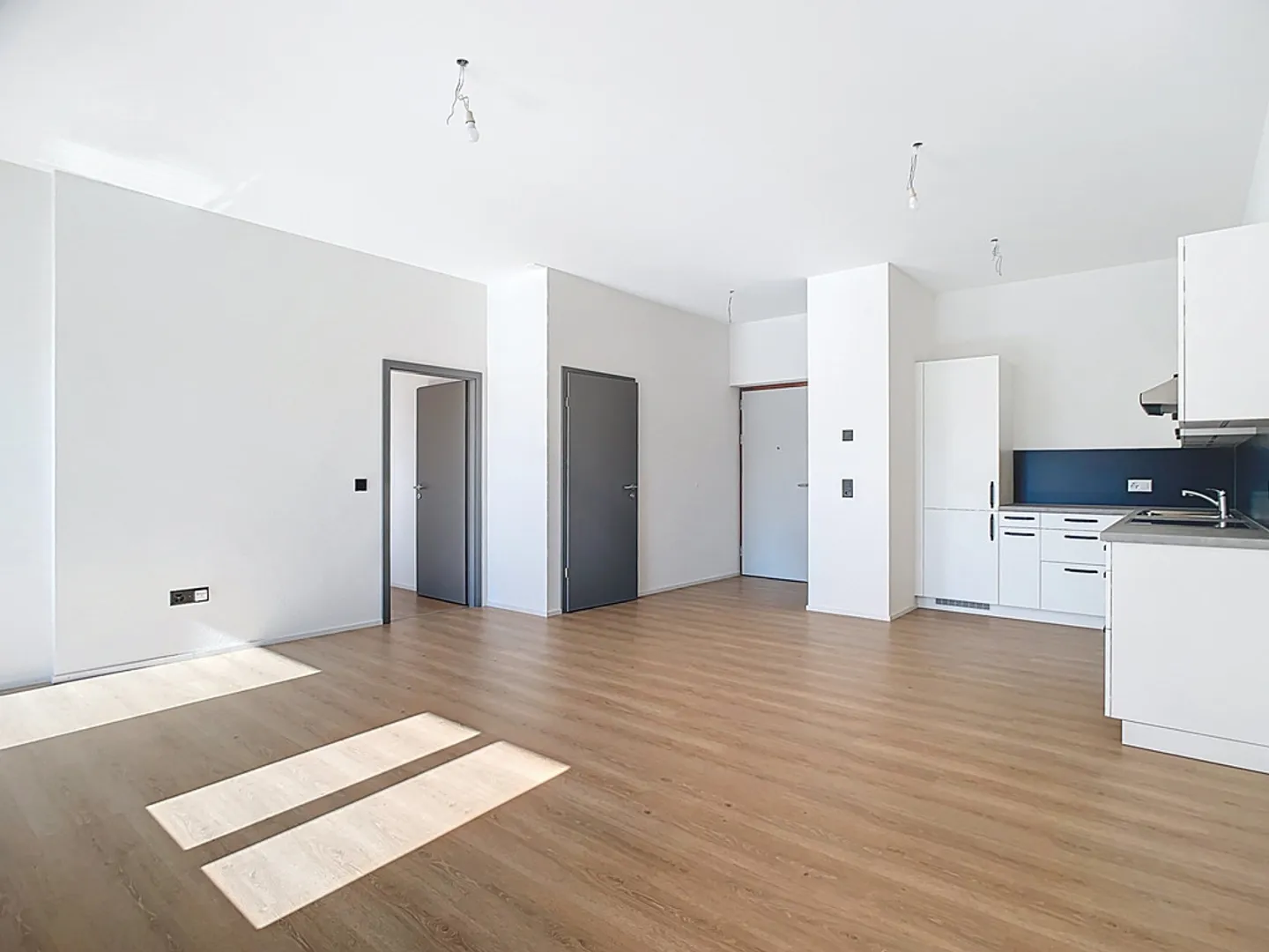 Apartment with framing 2.5 rooms with balcony - Photo 1 of 11