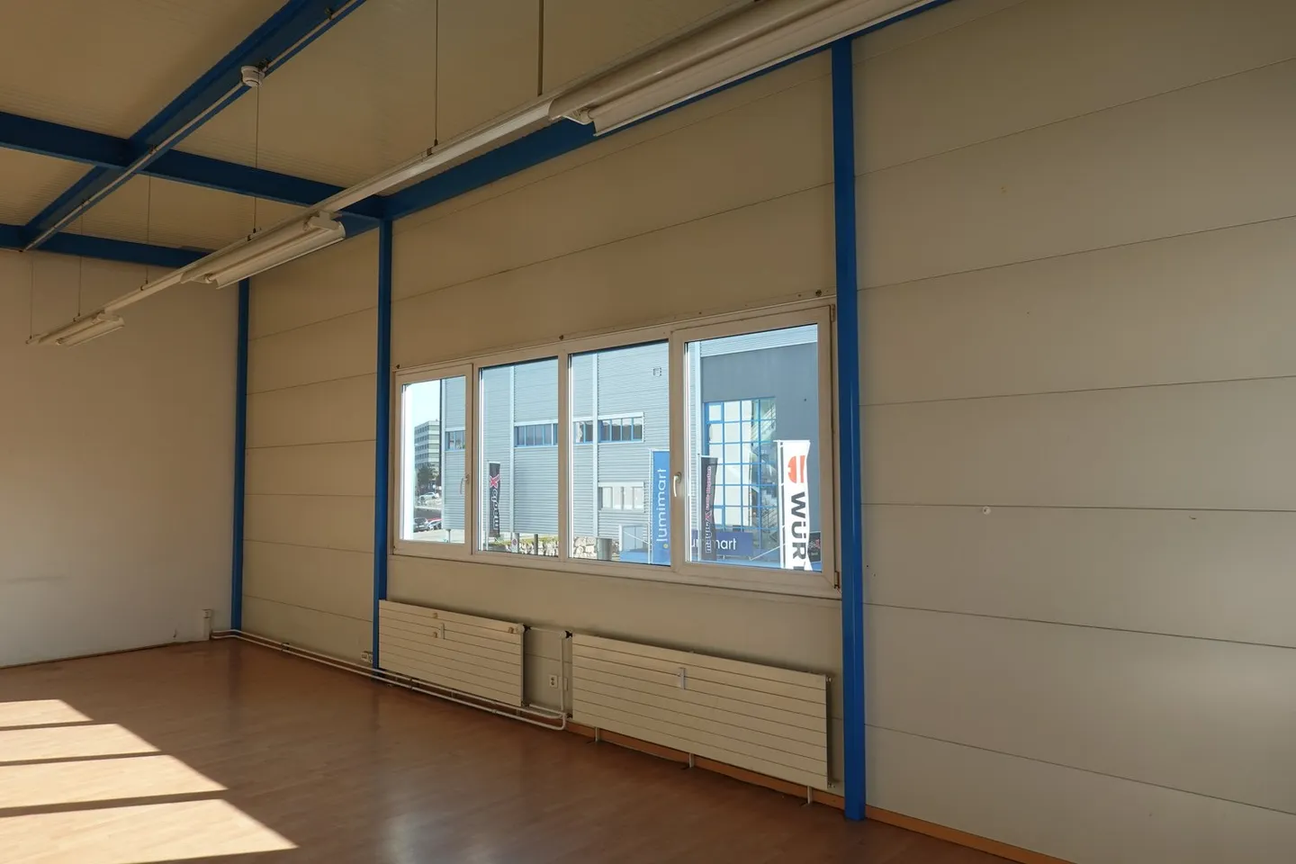 Espace de vente / commercial de premier choix - Parking disponible - Photo 2 sur 4