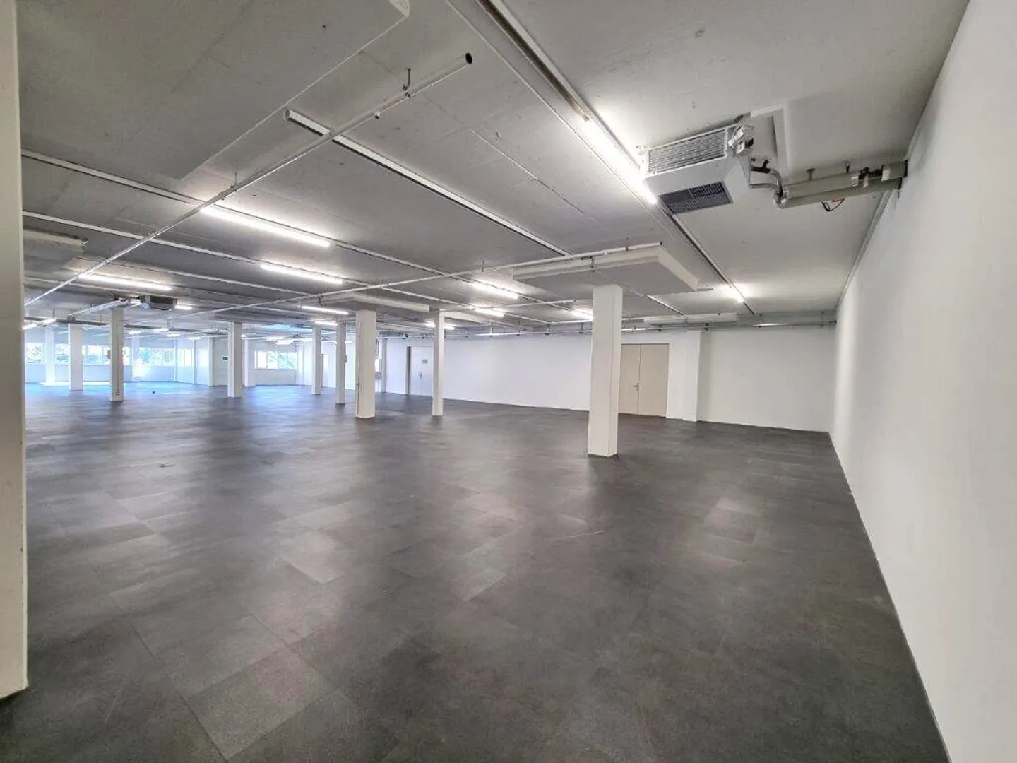 Servizio/Produzione con vista sul Castello di Thun / NESSUN CENTRO FITNESS - Foto 9 di 13