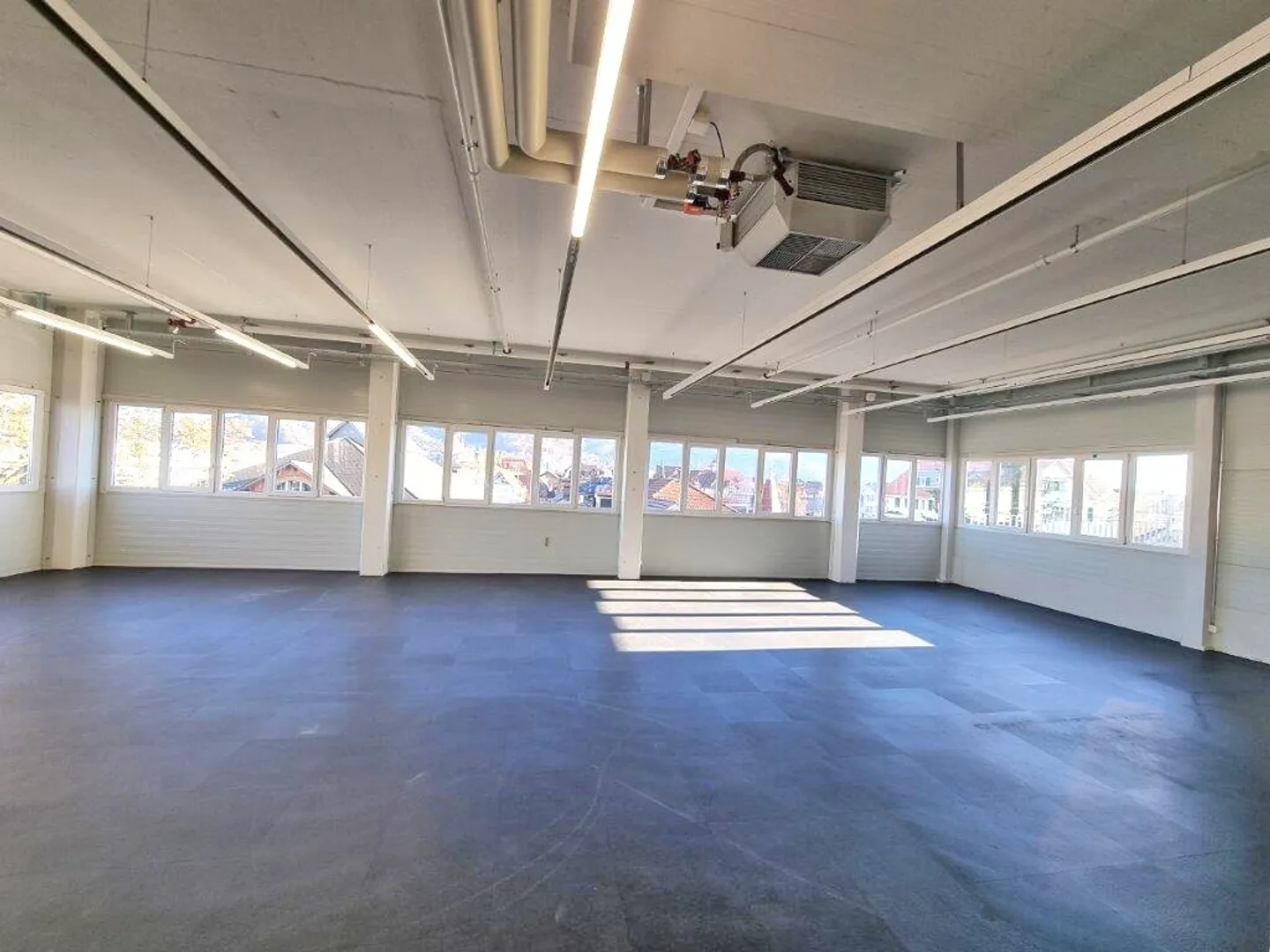 Servizio/Produzione con vista sul Castello di Thun / NESSUN CENTRO FITNESS - Foto 6 di 13