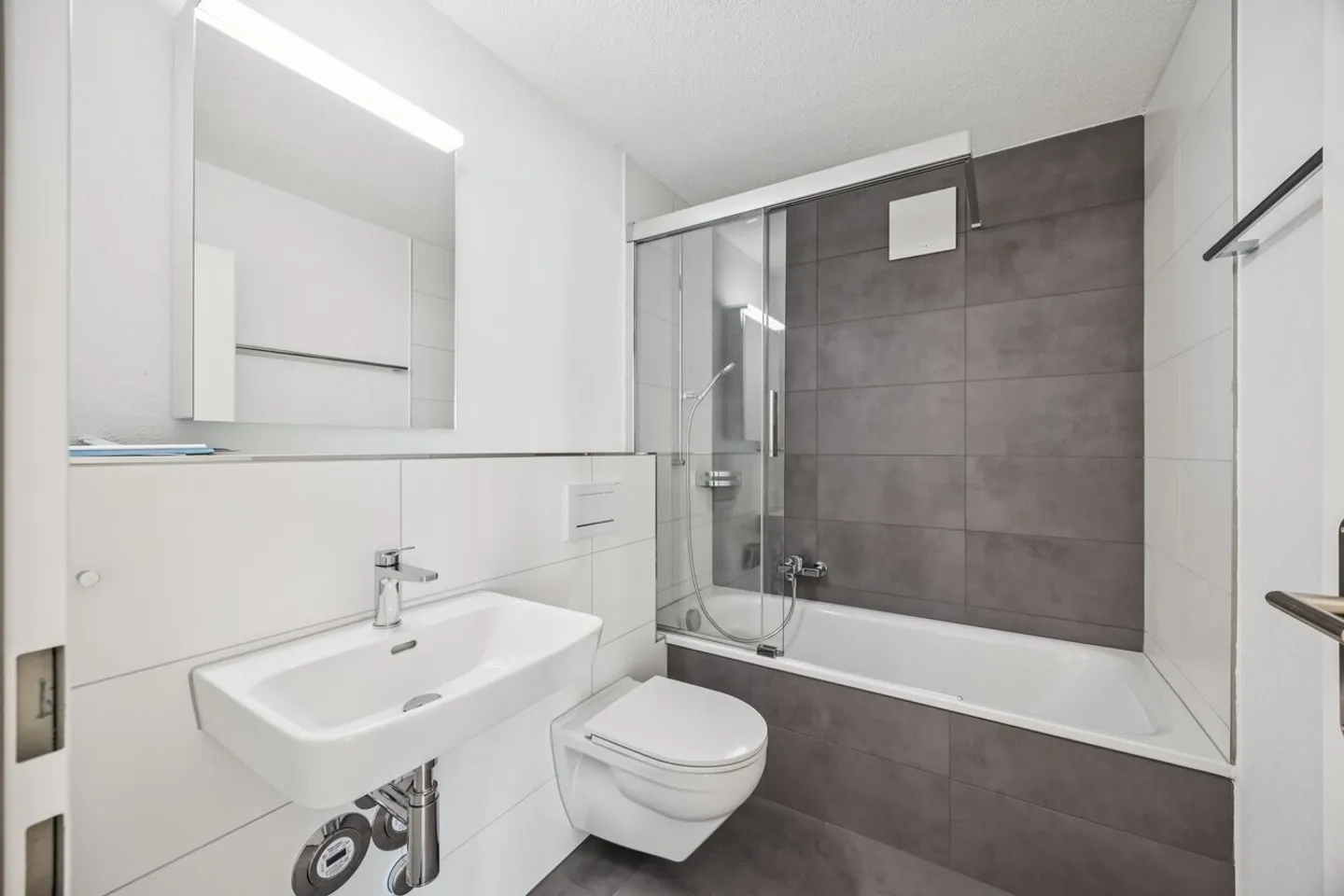 Freshly renovated - modern living for your comfort - Photo 3 of 7
