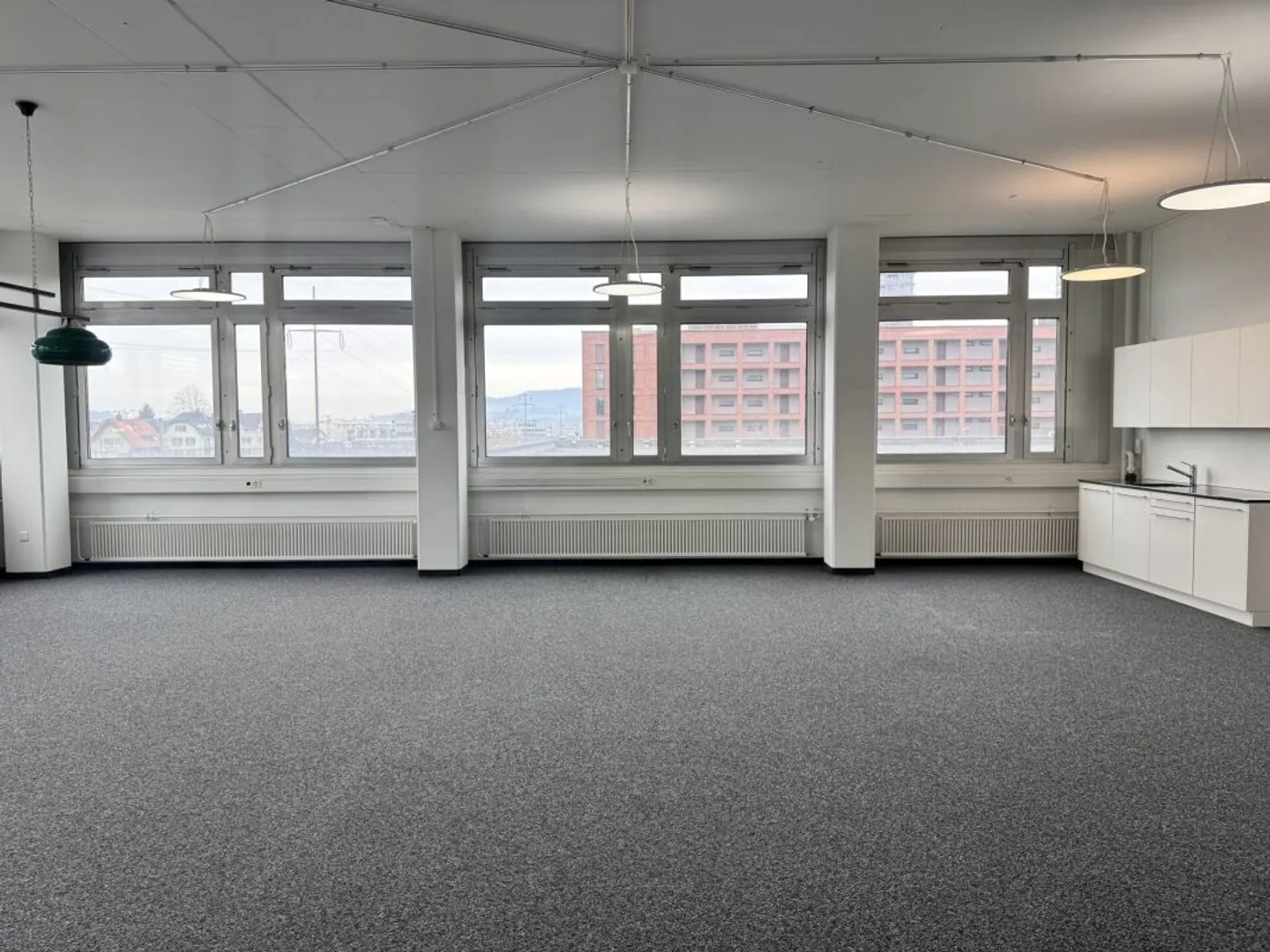 Spazio ufficio luminoso in prossimità immediata della stazione ferroviaria di Regensdorf - Foto 2 di 7