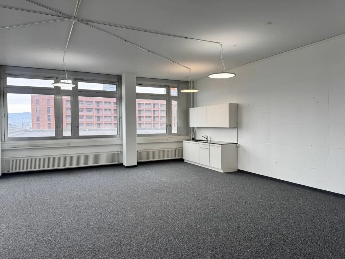 Spazio ufficio luminoso in prossimità immediata della stazione ferroviaria di Regensdorf - Foto 3 di 7