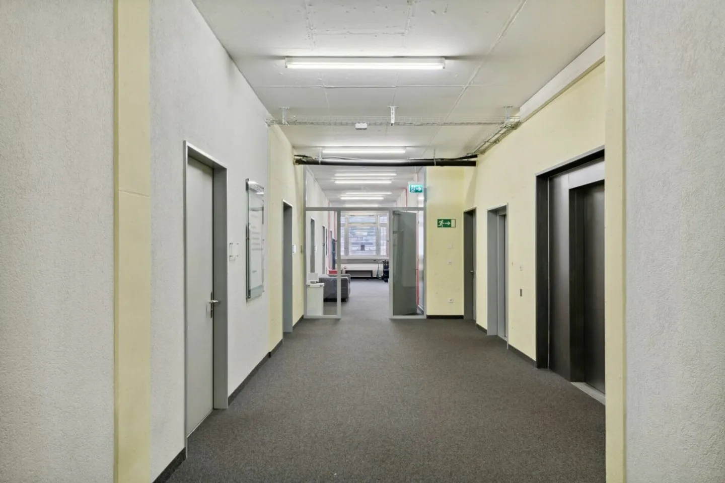 Spazio ufficio luminoso in prossimità immediata della stazione ferroviaria di Regensdorf - Foto 6 di 7