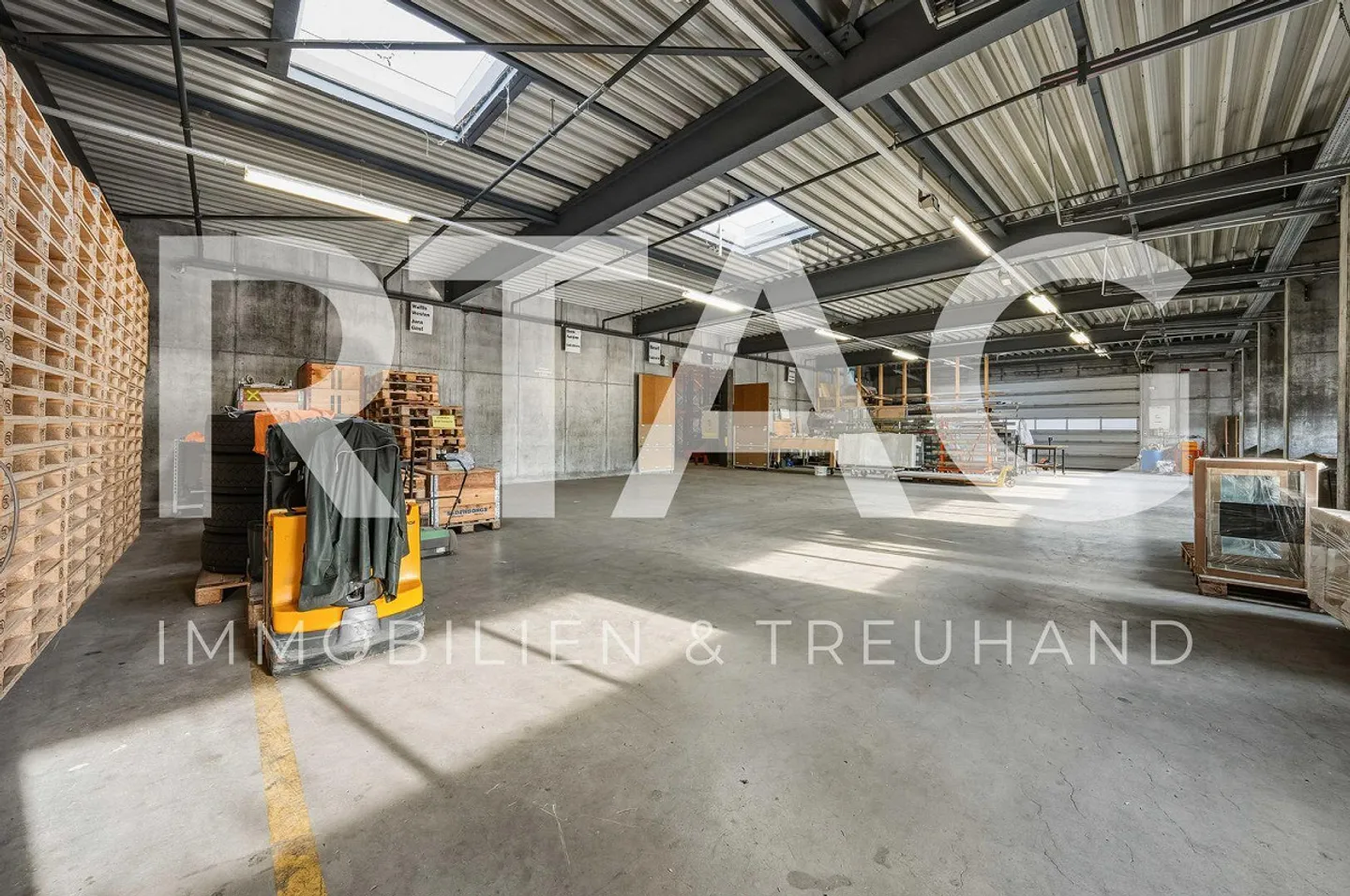 Proprietà commerciale con magazzino a grande altezza - Foto 1 di 8