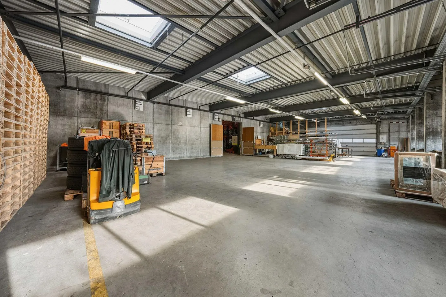 Proprietà commerciale con magazzino a grande altezza - Foto 2 di 8