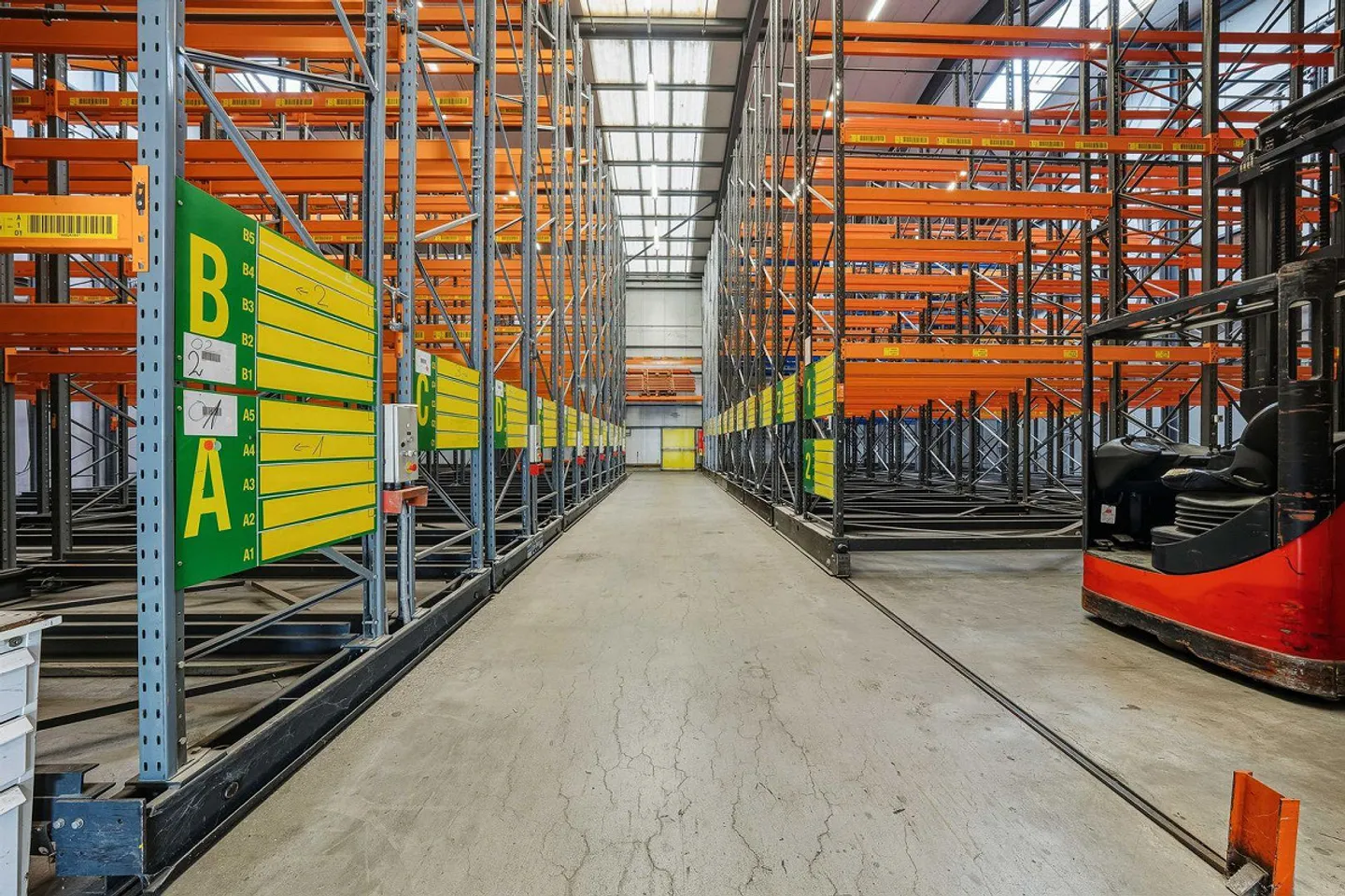 Proprietà commerciale con magazzino a grande altezza - Foto 3 di 8