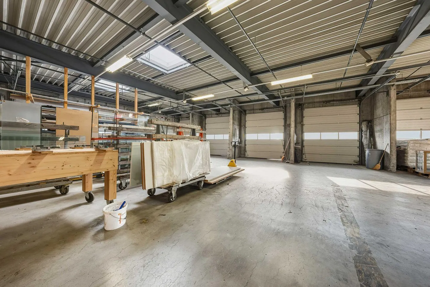 Proprietà commerciale con magazzino a grande altezza - Foto 4 di 8