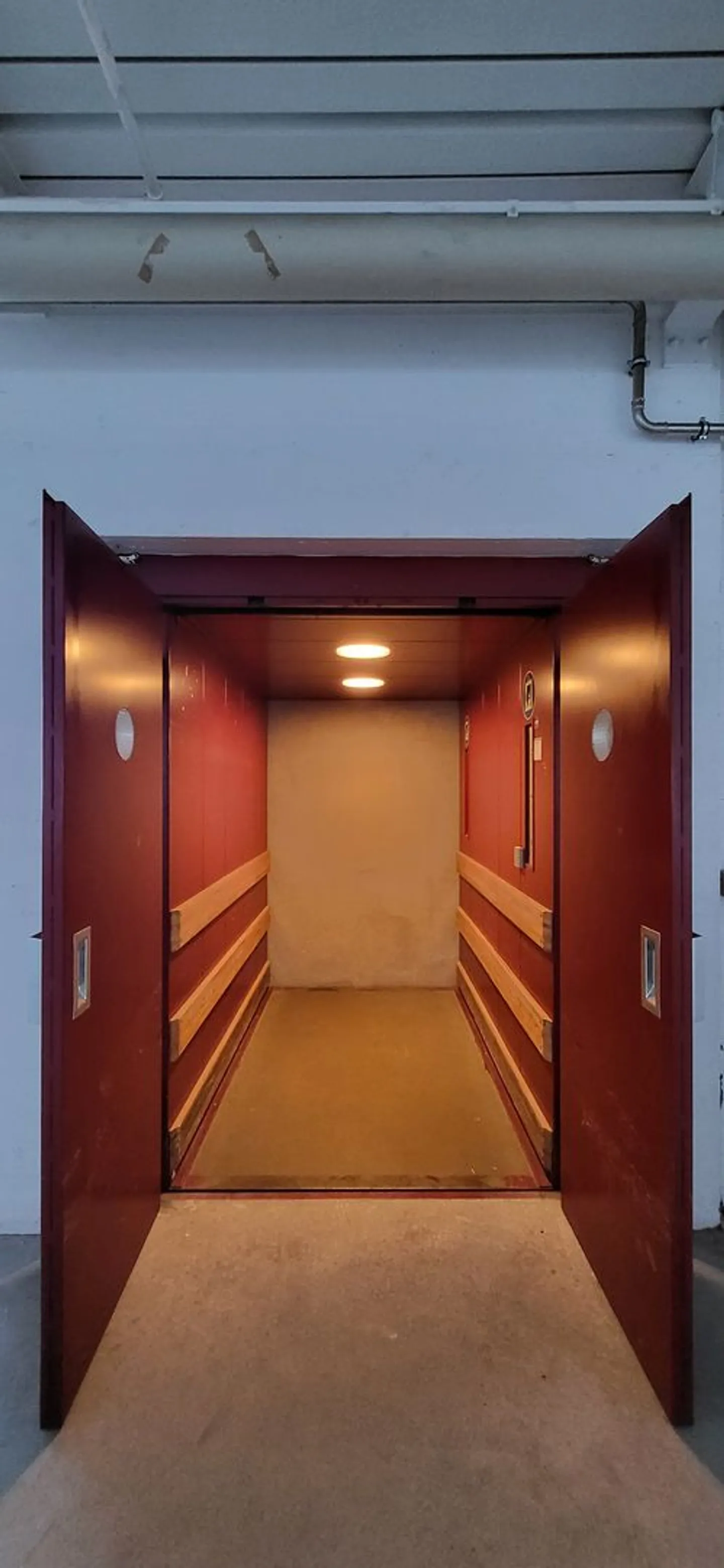 Mixed-use building for rent - Photo 9 of 9