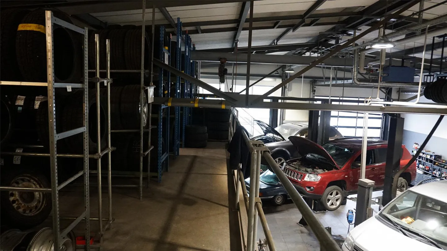 Chur - Autoreparatur-Werkstatt mit Büro inkl. Inventar - Foto 3 di 4