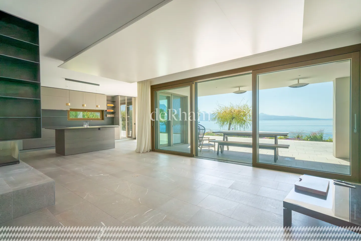 Moderne Villa mit privatem Strand - Foto 3 von 9