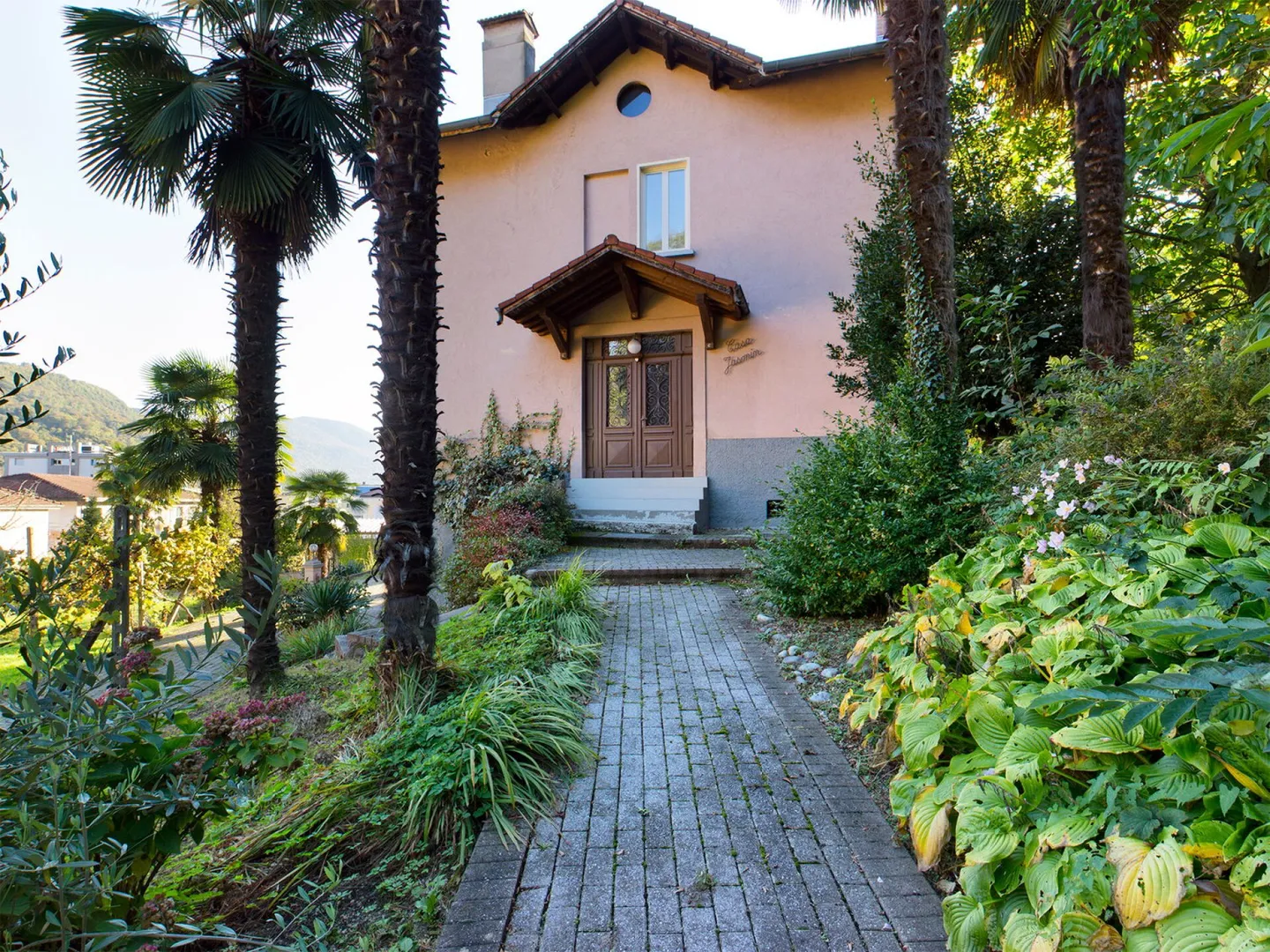 Casa plurifamiliare con grande terreno edificabile: prospettive future con un pizzico di storia. - Foto 2 di 13