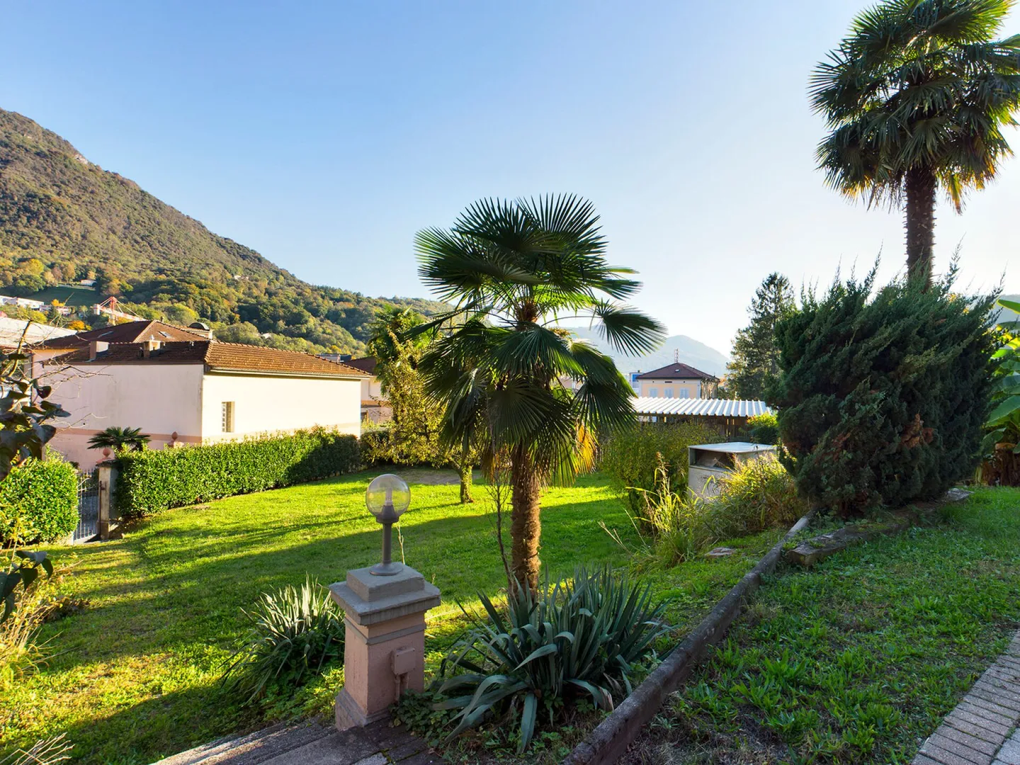 Casa plurifamiliare con grande terreno edificabile: prospettive future con un pizzico di storia. - Foto 4 di 13