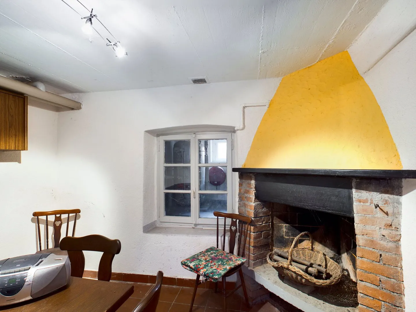 Casa plurifamiliare con grande terreno edificabile: prospettive future con un pizzico di storia. - Foto 11 di 13