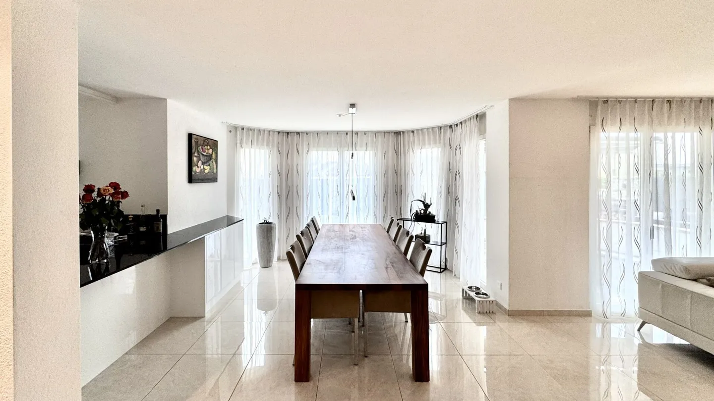 Maison individuelle spacieuse de 7,5 pièces dans un emplacement privilégié - Photo 5 sur 15