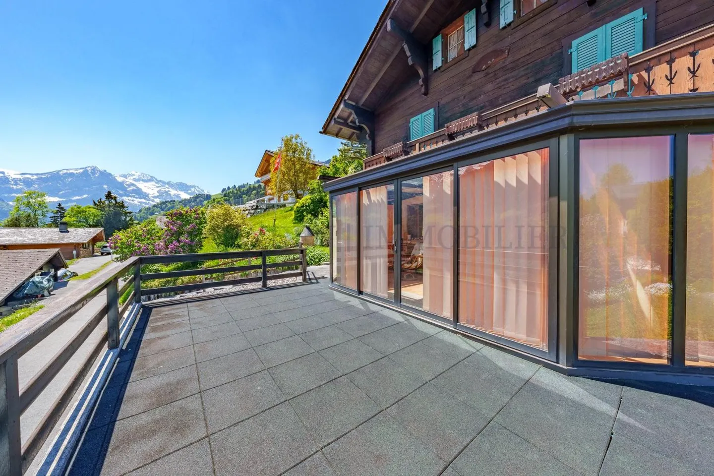 Authentic chalet with panoramic mountain views - Photo 9 of 10