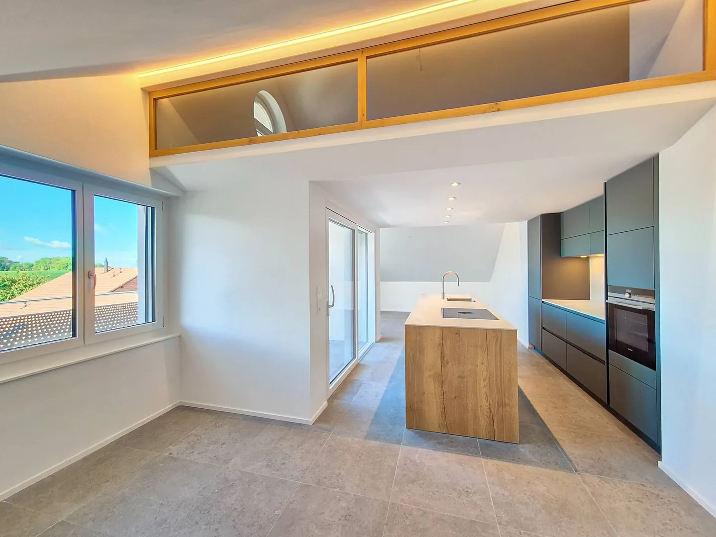 Duplex Elegante con Grande Balcone - Foto 2 di 11