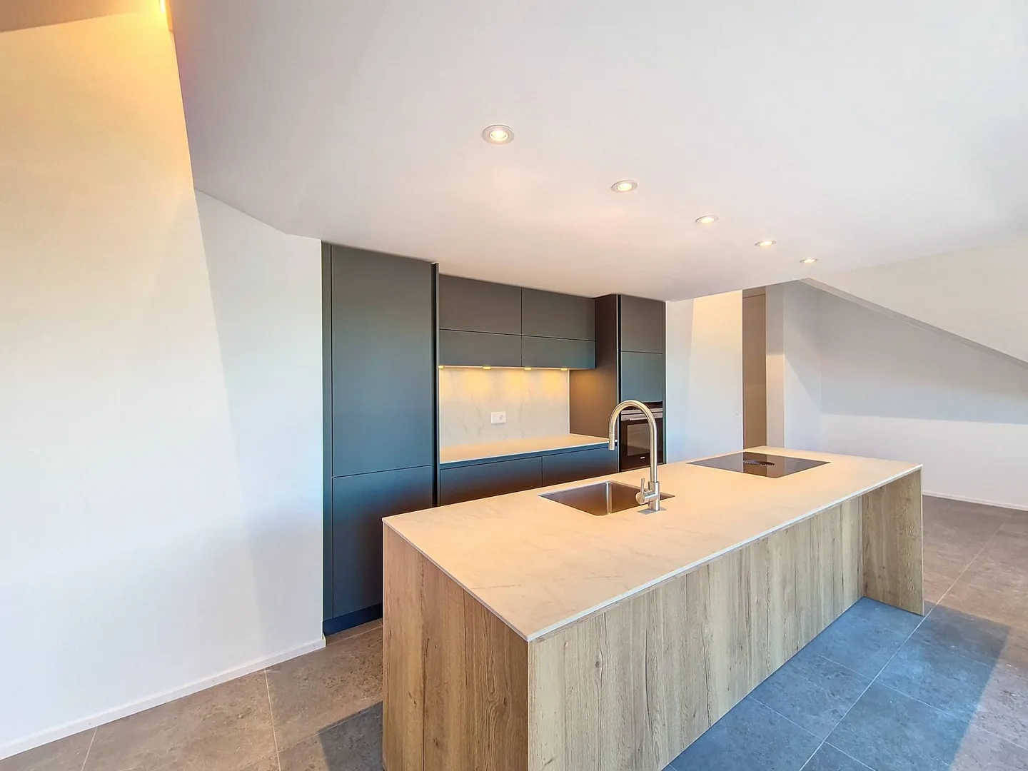 Duplex Elegante con Grande Balcone - Foto 3 di 11