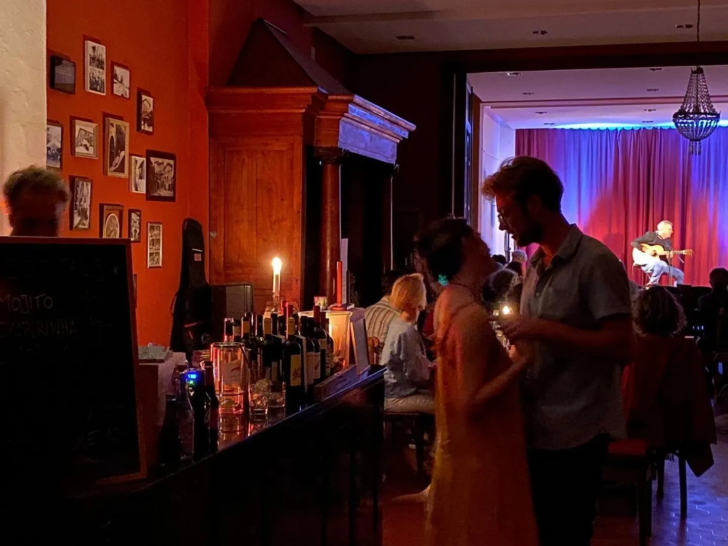 Il poliedrico 'Salone Piazza Grande' a Curio: Uno spazio pieno di possibilità - Foto 1 di 31